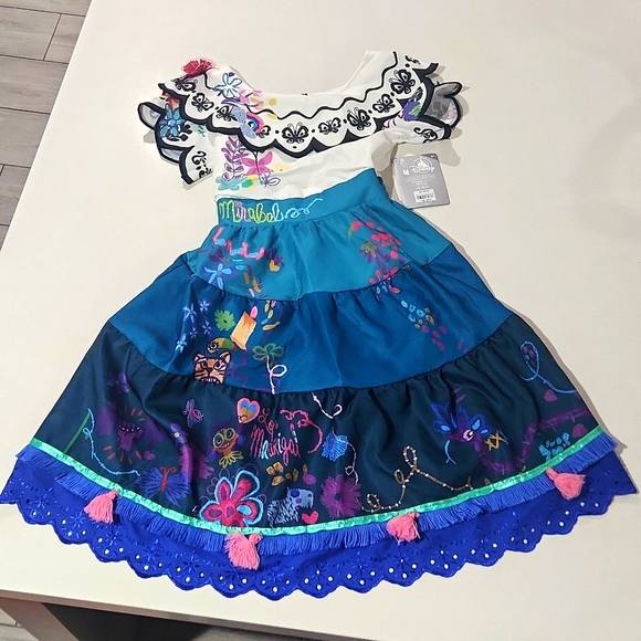 Beautiful DIsney Encanto " MIrabel" youth costume with accessories - Picture 1 of 8